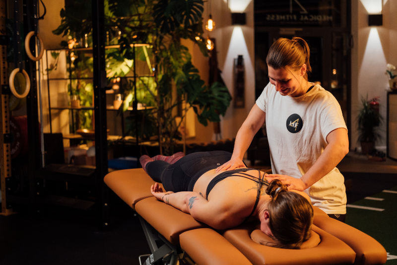 Rückenmassage einer Frau im Fitnessstudio Pinneberg