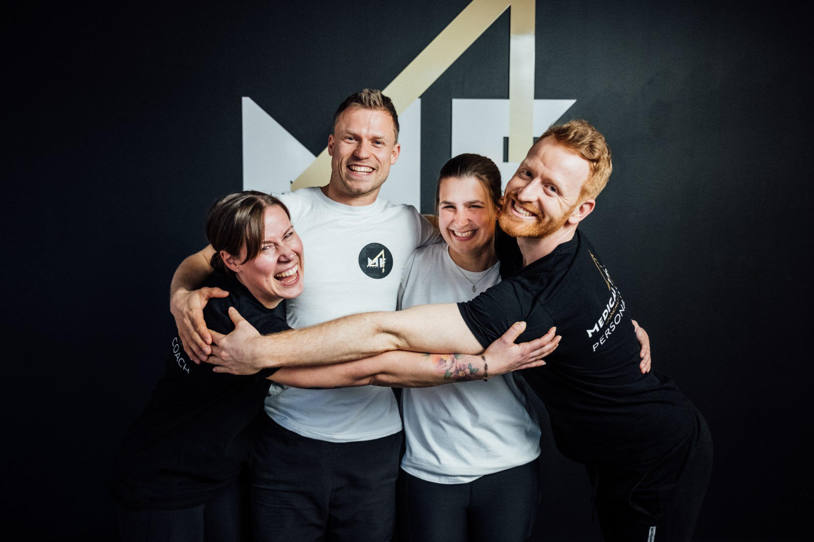 Teamfoto von Max, Tobi, Anne & Annika im Fitnessstudio Pinneberg